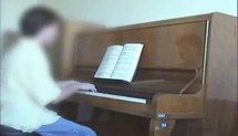 Mobilização de conhecimentos musicais na preparação do repertório pianístico ao longo da formação acadêmica : três estudos de casos (Vídeo 1)